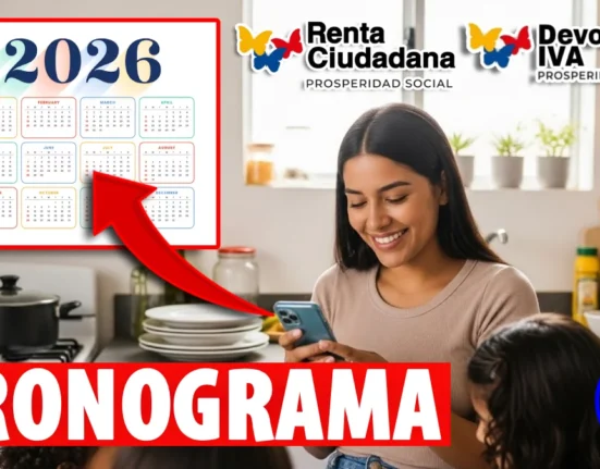 Madre soltera sonriente en la cocina mirando su celular junto a sus hijos, con un calendario 2026 visible al fondo, representando el cronograma de pagos 2026 de Renta Ciudadana y Devolución del IVA en Colombia.