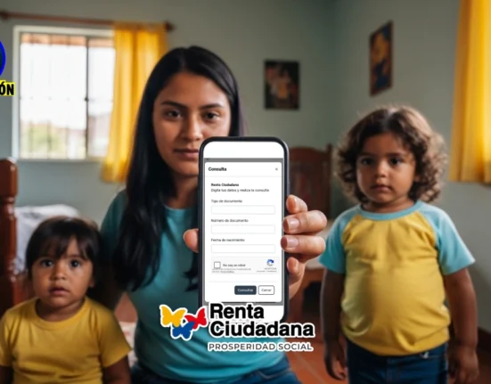 Madre colombiana con dos hijos pequeños en vivienda de estrato bajo–medio consultando un celular durante la Nueva focalización 2026.